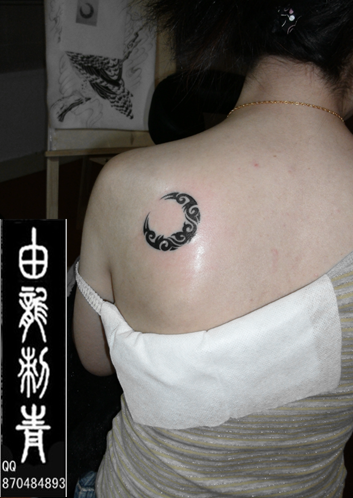 斜背图腾月牙纹身