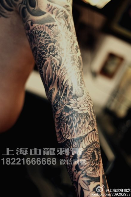 手臂龙纹身 高清图片