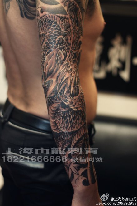 手臂龙纹身 高清图片